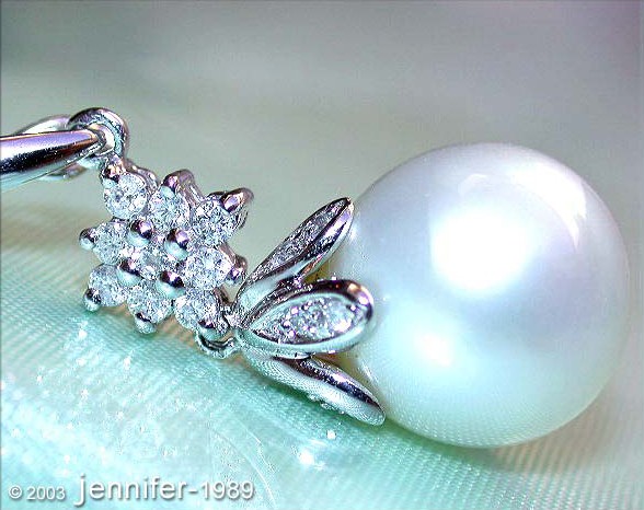 Weißgold-Anhänger mit Südseeperle und Diamantblume, Detailaufnahme