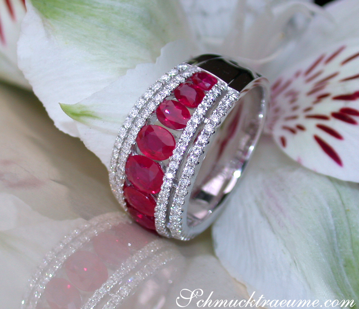 Weißgold-Rubinring mit Brillanten auf Blüte
