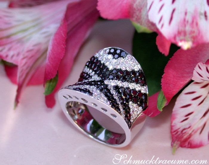 Stattlicher Ring mit schwarzen Diamanten im Zig-Zag Design - Image 2