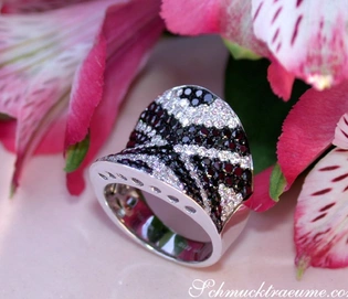 Stattlicher Ring mit schwarzen Diamanten im Zig-Zag Design aus Weißgold 750