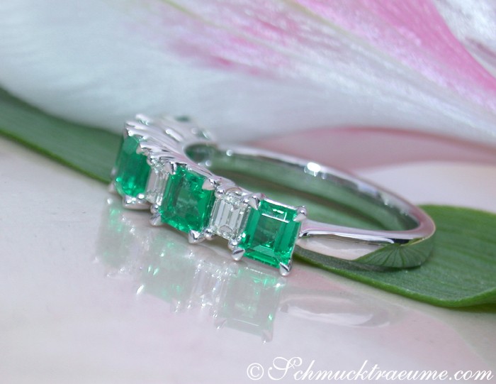Exquisiter Smaragd Ring mit Baguette Diamanten - Image 6