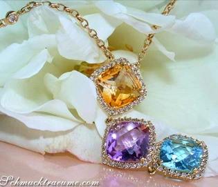 Goldene Halskette mit Diamanten und farbigen Edelsteinen, umgeben von Blütenblättern.