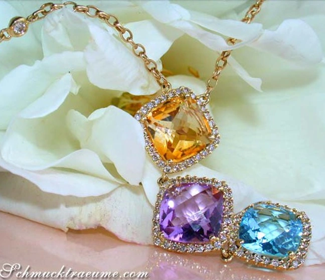 Goldene Halskette mit Diamanten und farbigen Edelsteinen, umgeben von Blütenblättern. Goldene Halskette mit Diamanten und farbigen Edelsteinen, umgeben von Blütenblättern.