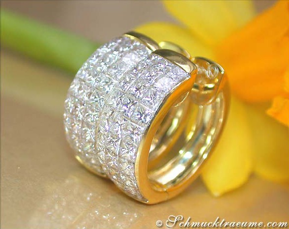 Goldene Creolen mit Prinzessdiamanten, Detailaufnahme, elegant und edel