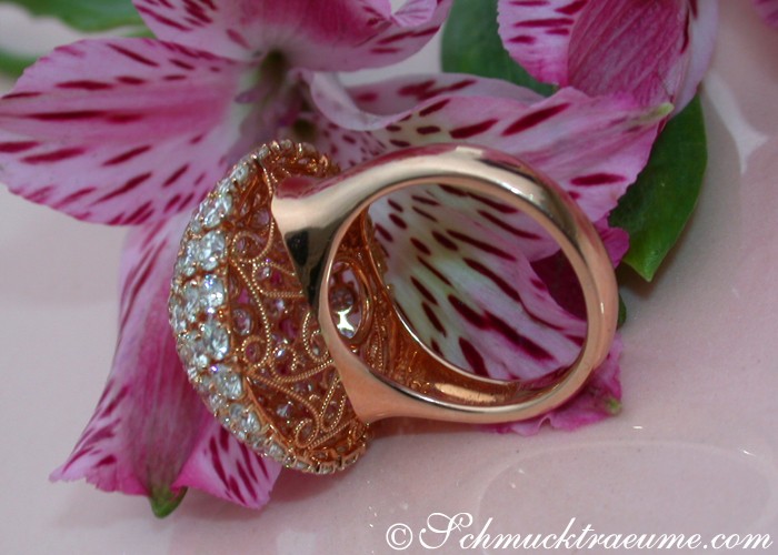 Roségold-Ring mit Diamanten im Pilzdesign, detailreich, auf Blüte gelegt