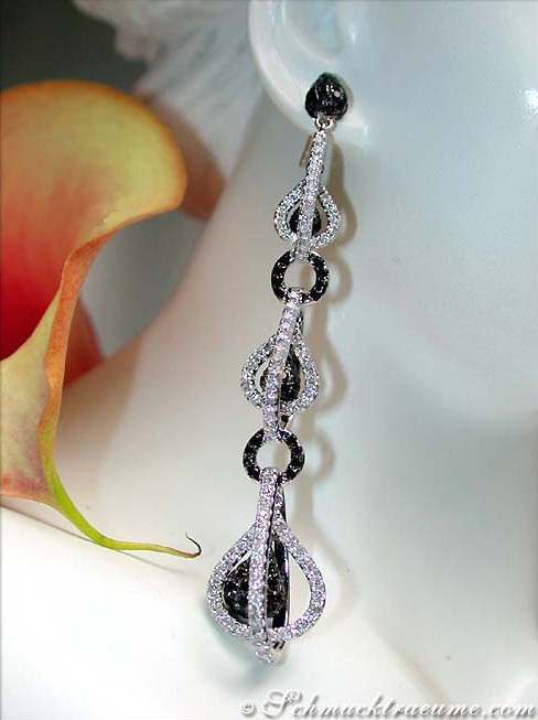 Extra lange Ohrringe mit schwarzen & weißen Diamanten, detailreich, elegant, auf weißem Hintergrund präsentiert