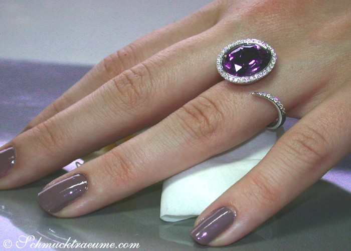 Amethyst-Ring mit Diamanten in Weißgold, getragen auf schönem Finger