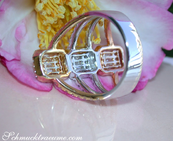 Tricolor-Carré-Ring mit Brillanten auf Blüte, Detailaufnahme