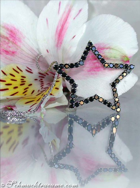 Schwarzer Diamant-Stern-Anhänger auf Blüte, Detailaufnahme, Weißgold 585