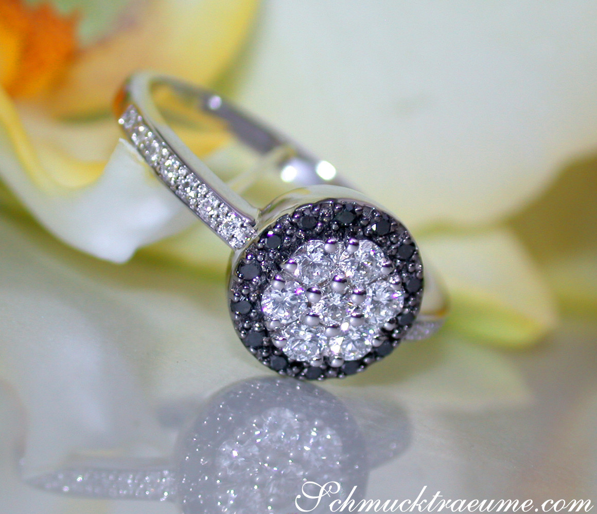 Schwarz/weiß Diamanten-Ring auf Blume, Detailaufnahme, Weißgold 585