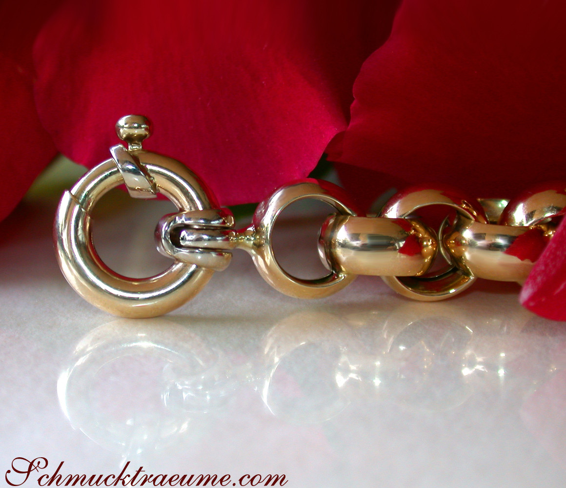 Goldarmband in Gelbgold 585, Detailaufnahme, rosafarbene Blüten im Hintergrund