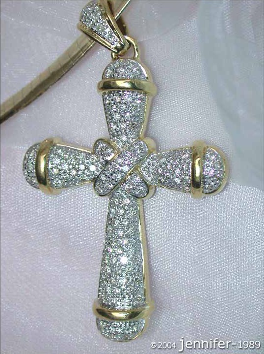 Goldener Kreuzanhänger mit Diamanten, Detailaufnahme, glänzend, elegant, hochwertig