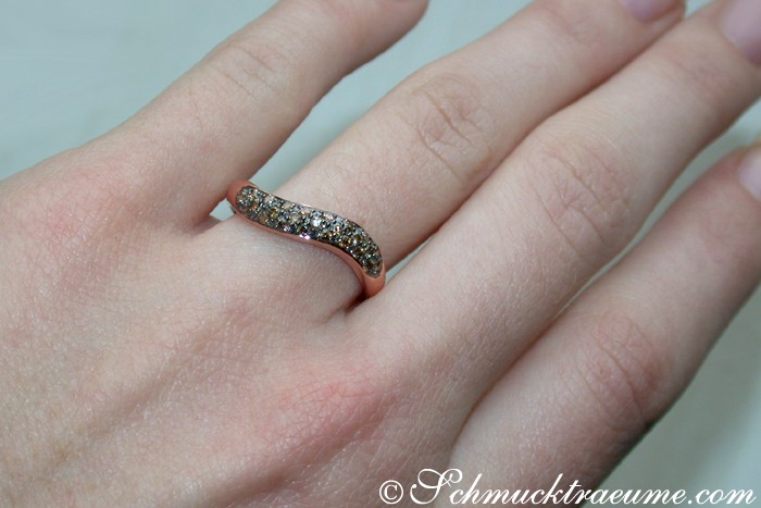 Weiches Roségold 585, geschwungener Ring mit naturbraunen Brillanten, detailreich getragen.