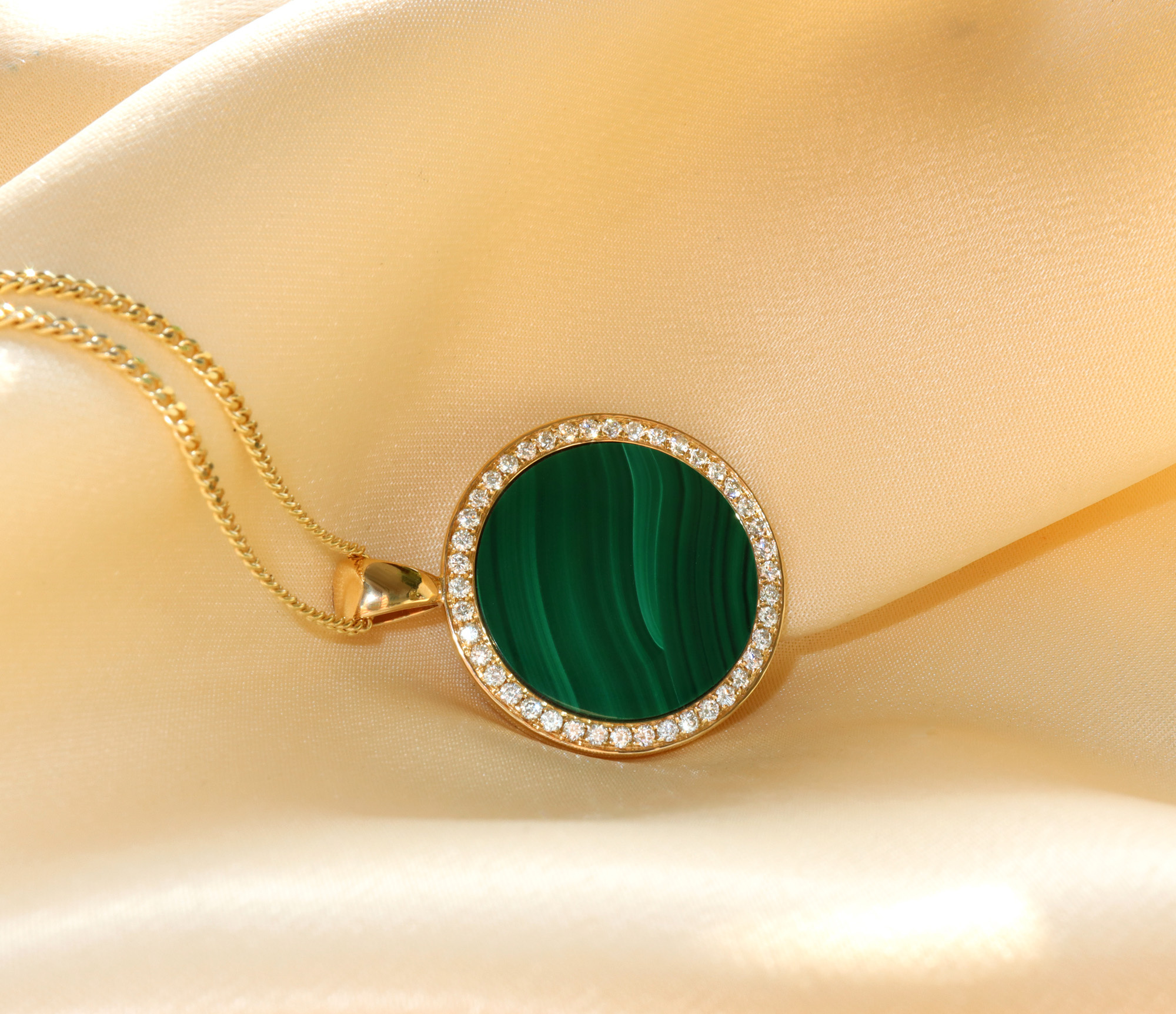 Goldkette mit ovalen Malachit-Anhänger und Diamanten auf Seide