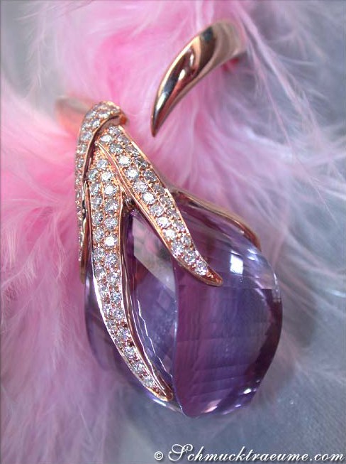 Amethyst-Ring mit Brillanten auf Federhintergrund