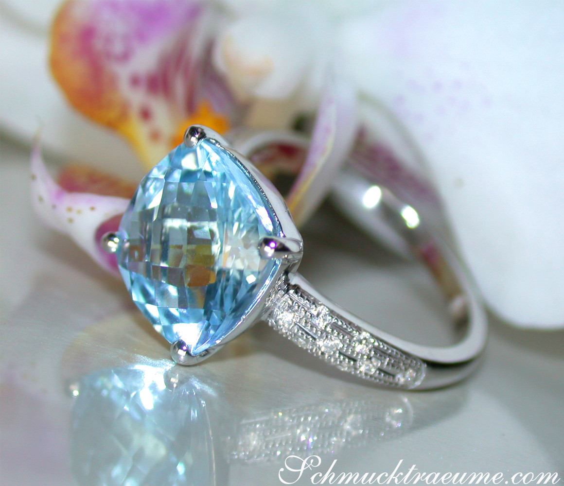 Weißgold-Ring mit Blautopas und Diamanten, detailreich, elegant, vor Orchidee.