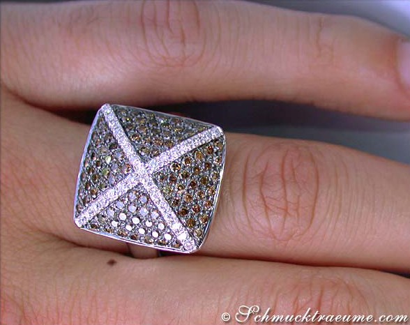 Sportlicher Ring mit naturbraunen Brillanten, detailreiches Design, getragen auf Finger