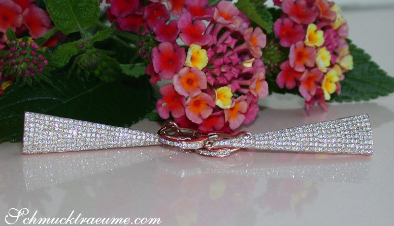 Interessante Diamant-Ohrgehänge in Roségold, klarer Schmuck mit Länge und Struktur