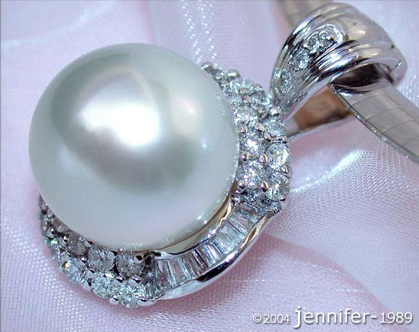 Südseeperlen-Anhänger in Weißgold mit Diamantbesatz, Detailaufnahme