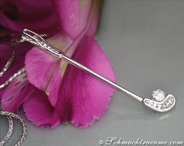 Silberner Golfschläger-Anhänger mit Diamanten, Detail auf der Kette, vor lila Blume