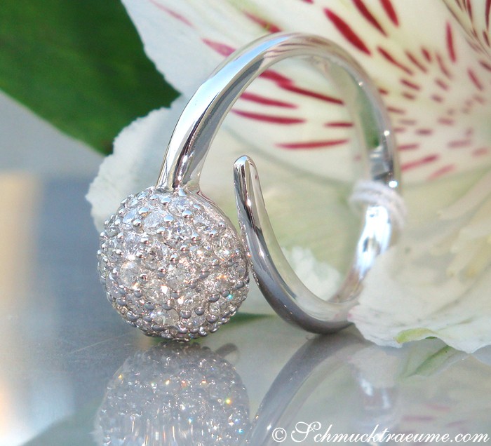 Detail des Diamanten Pavé Kugel Rings in Weißgold 585