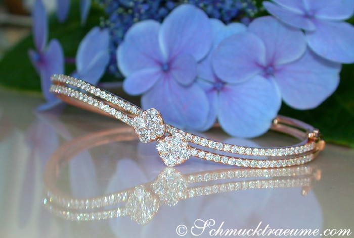 Blauer Hortensienhintergrund mit elegantem Diamant-Armreif aus Roségold 750