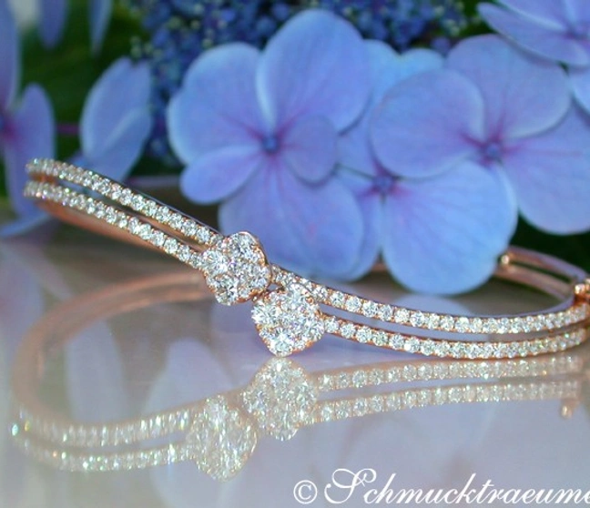 Blauer Hortensienhintergrund mit elegantem Diamant-Armreif aus Roségold 750 Blauer Hortensienhintergrund mit elegantem Diamant-Armreif aus Roségold 750