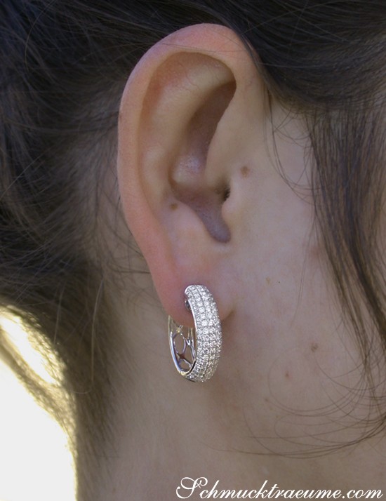 Detailansicht von Creolen mit Brillanten im Pavé-Stil, getragen am Ohr.