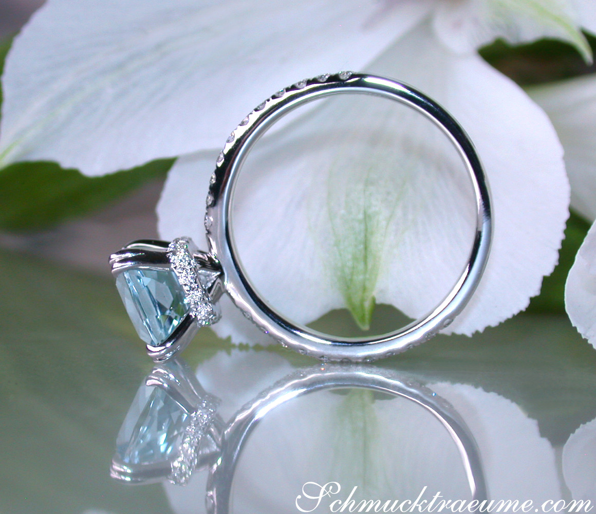 Verziertes Aquamarin-Ring mit Diamanten-Kragen, Detailaufnahme auf Blüte