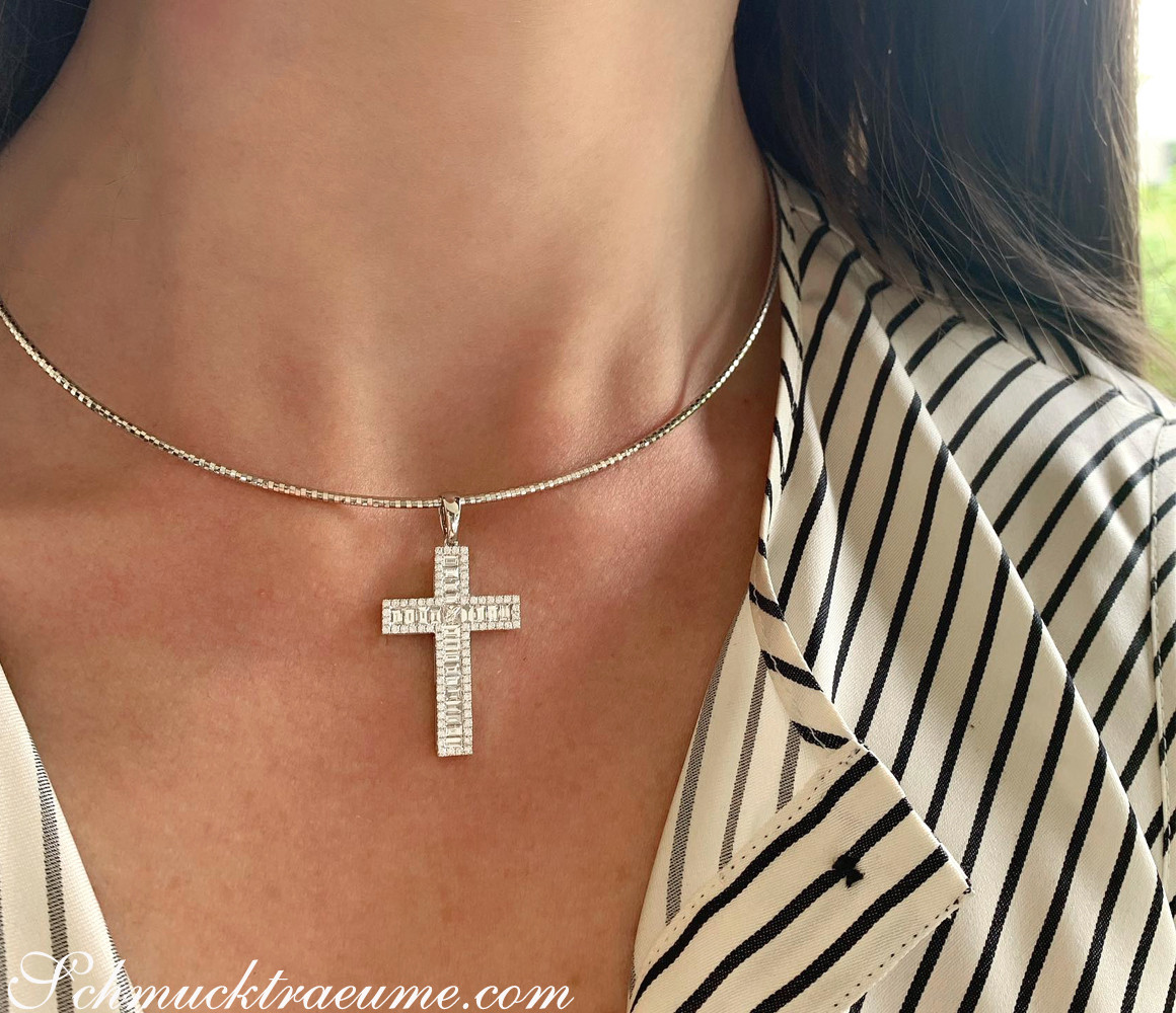 Klassischer Diamantenkreuzanhänger mit Baguette-Diamanten auf Silberkette getragen