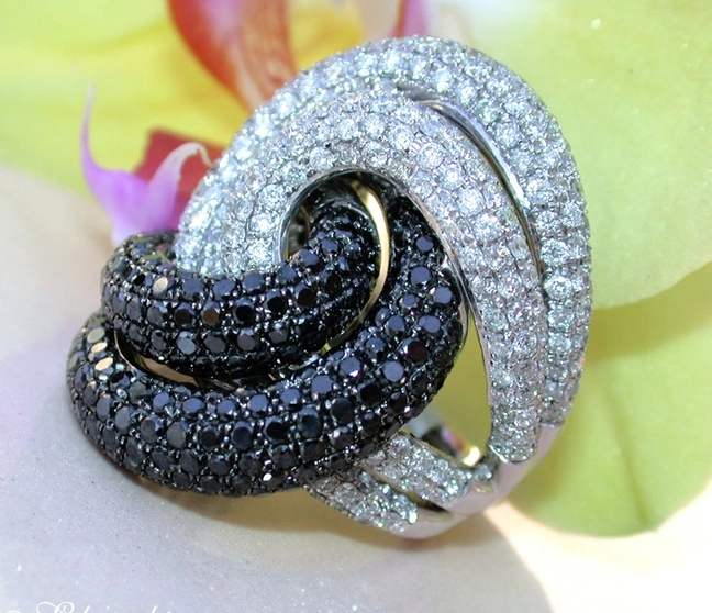 Üppiger schwarze Diamanten Ring mit weißen Brillanten - Image 1 Üppiger schwarze Diamanten Ring mit weißen Brillanten - Image 1