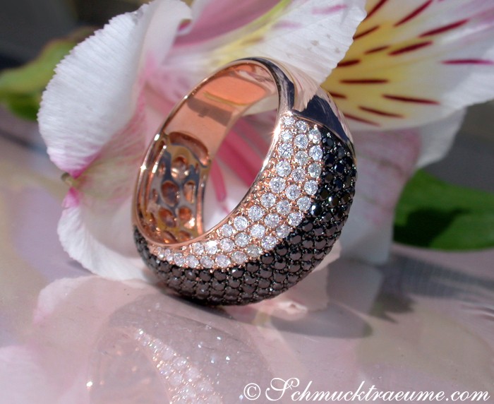 Detailansicht des edlen Pavé-Rings mit schwarzen Diamanten in Roségold 750