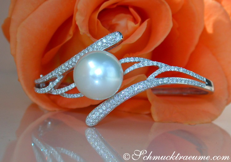 Detailaufnahme des eleganten Armreifs mit Südseeperle und Brillanten in Weißgold