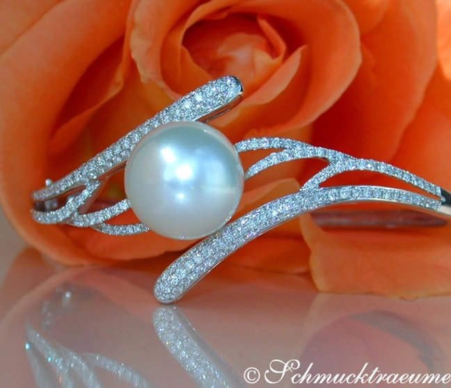 Detailaufnahme des eleganten Armreifs mit Südseeperle und Brillanten in Weißgold Detailaufnahme des eleganten Armreifs mit Südseeperle und Brillanten in Weißgold