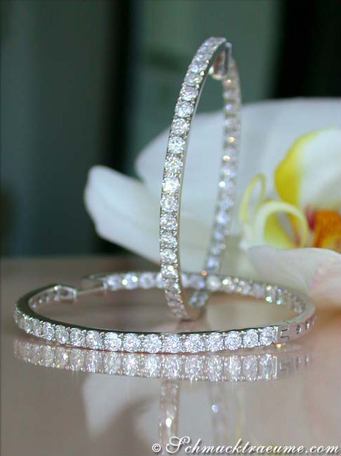 Riesige Brillanten Creolen in Weißgold 750, detailreich, elegant, auf Blüte gestützt