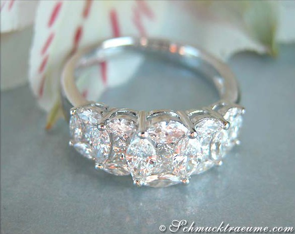Weißgoldring mit Marquise- und Princess-Diamanten, detailreich, VVS-Prinzessinenqualität