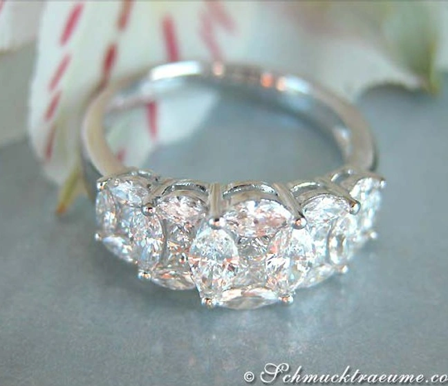 Weißgoldring mit Marquise- und Princess-Diamanten, detailreich, VVS-Prinzessinenqualität Weißgoldring mit Marquise- und Princess-Diamanten, detailreich, VVS-Prinzessinenqualität