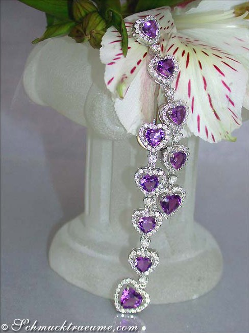 Weißgold 750 Ohrgehänge mit Amethysten und Brillanten, Detailaufnahme auf Blume stehend