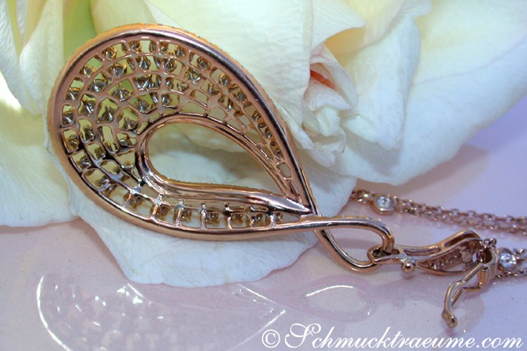 Detailansicht des gelb-weißen Diamant-Anhängers in Roségold