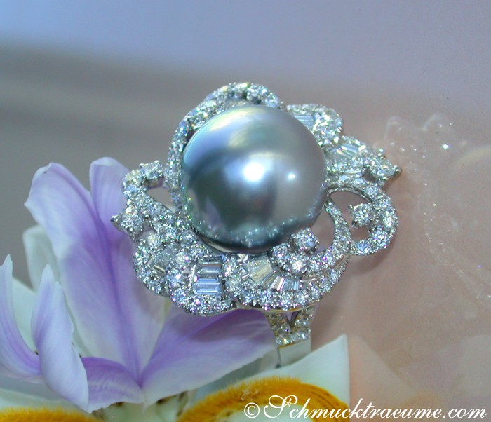 Florales Tahitiperlenring-Detail mit Diamanten, 15 mm Perle, elegant auf Blume präsentiert