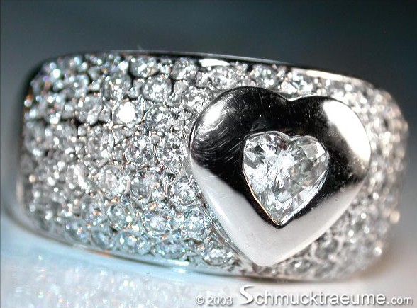 Herzschliff-Diamant-Ring mit Pässchenbesatz in Weißgold 750