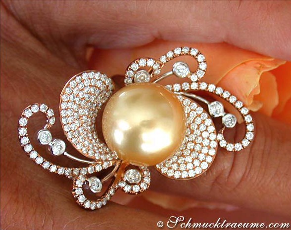 Goldener Südseeperlen-Ring mit Brillanten, detailreich, auf Hand getragen