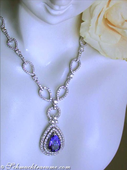 Prachtvolles Tansanit-Collier mit Brillanten auf weißem Mannequin, Detailaufnahme