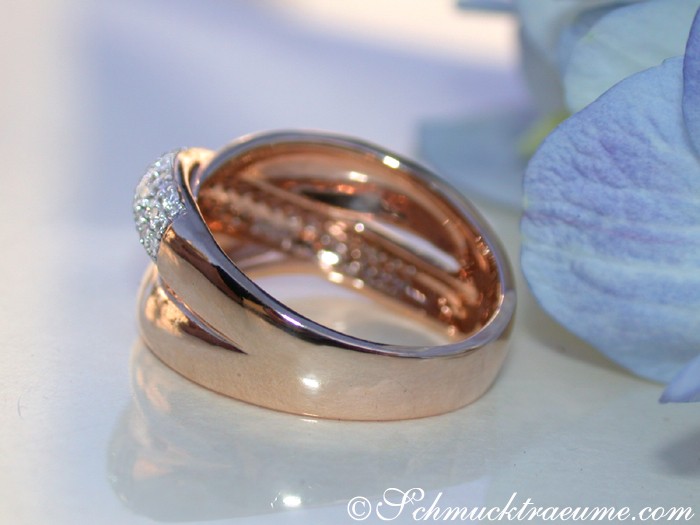 Überkreuzter Roségold-Ring mit Diamanten, Detailaufnahme