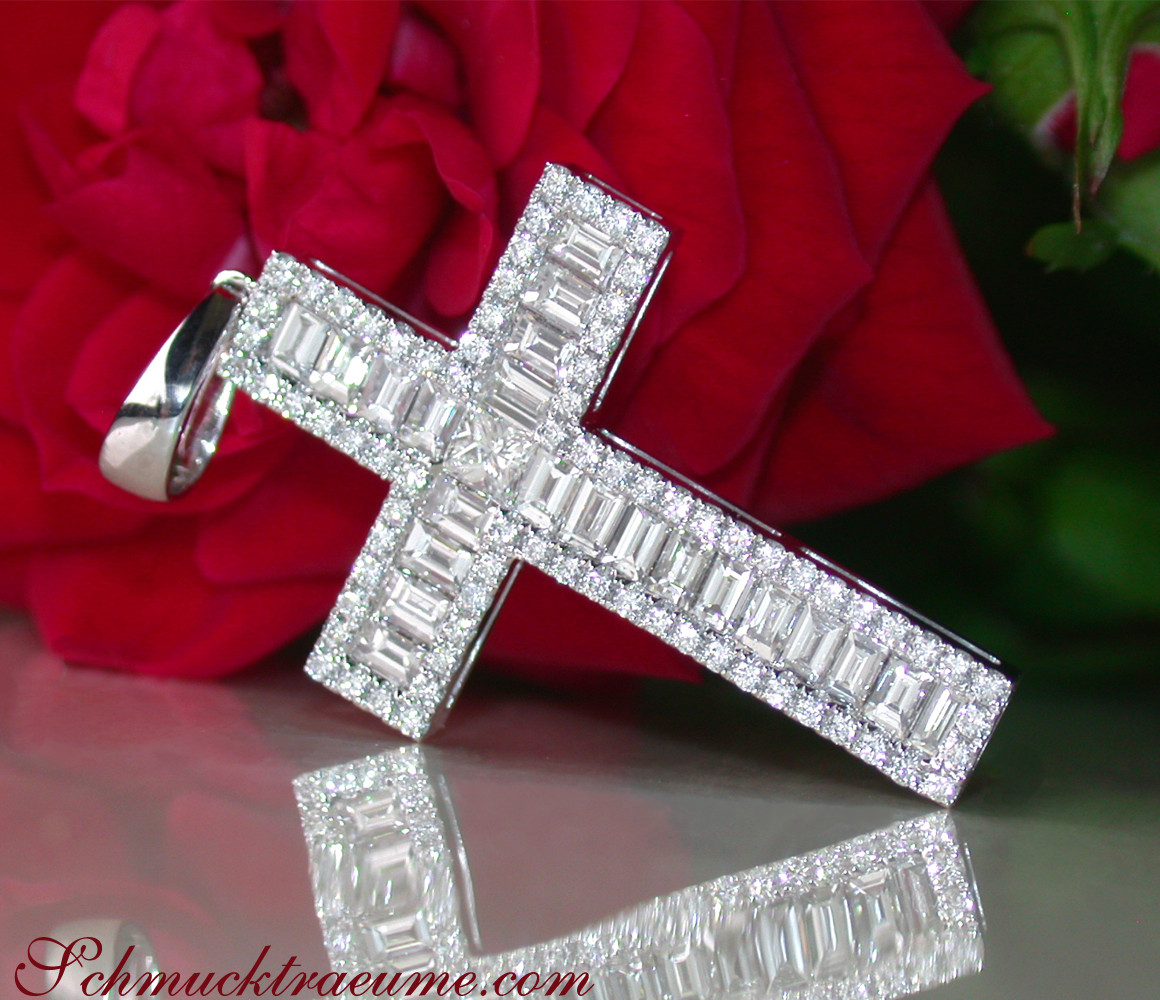 Diamantkreuzanhänger mit Baguette-Diamanten auf rotem Hintergrund