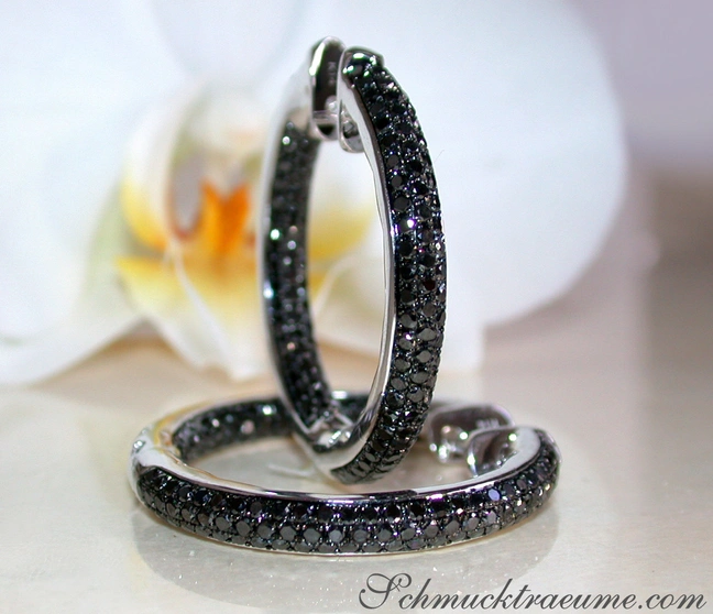 Schwarzdiamant-Creolen aus Weißgold 585, Detailaufnahme, elegant gestaltet Schwarzdiamant-Creolen aus Weißgold 585, Detailaufnahme, elegant gestaltet