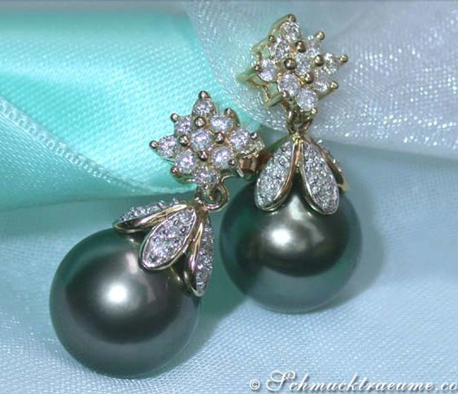 Perlenohrringe mit Diamantkranz und Blütenmotiv auf zartem Hintergrund Perlenohrringe mit Diamantkranz und Blütenmotiv auf zartem Hintergrund