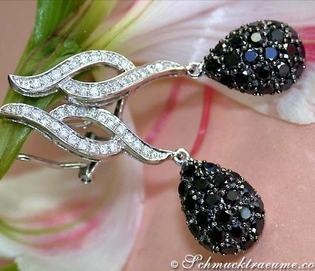 Schwarz-weiße Diamantohrringe mit Wellenmotiv auf Blume