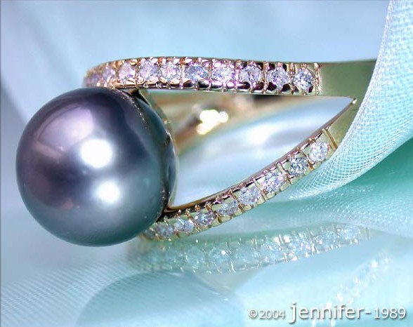 Tahitiperlen-Ring mit Brillanten, Detailansicht auf Silberband, elegant und modern.