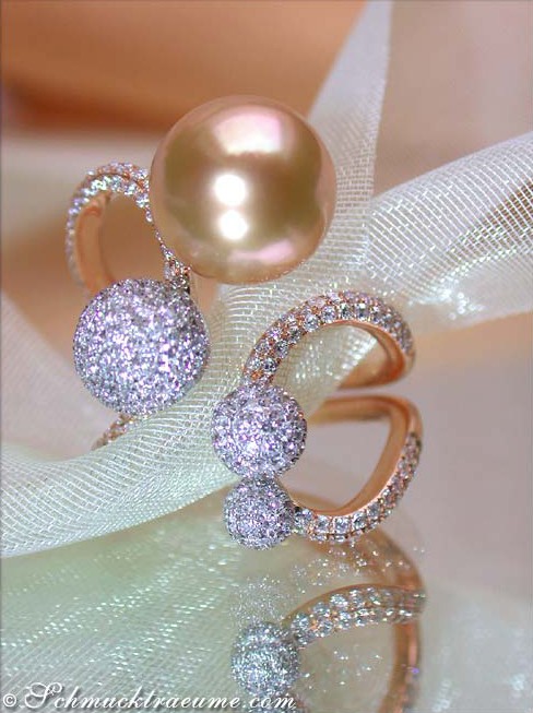 Goldener Südseeperlenring mit Pave-Brillanten, detailreich, auf Silberband liegend